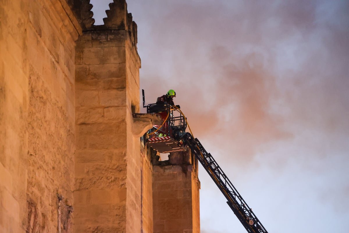 Críticas a Canal Sur por no interrumpir la retransmisión de una corrida de toros para informar del incendio de la Mezquita de Córdoba | Televisión