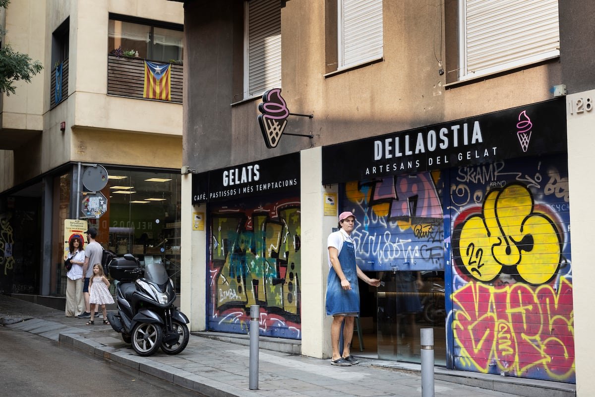 Dellaostia: Vandalizada una heladería argentina de Barcelona tras una denuncia por discriminación del catalán | Noticias de Cataluña