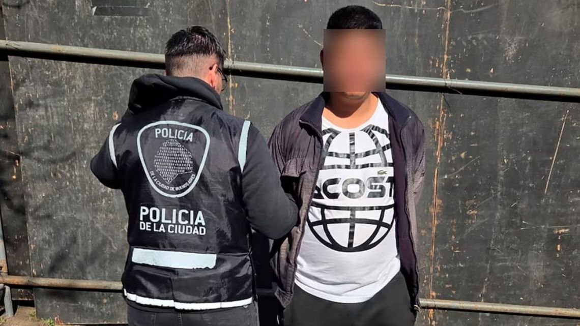 Detuvieron a un prófugo por homicidio y a otro por abuso cuando fueron a ver a Barracas Central