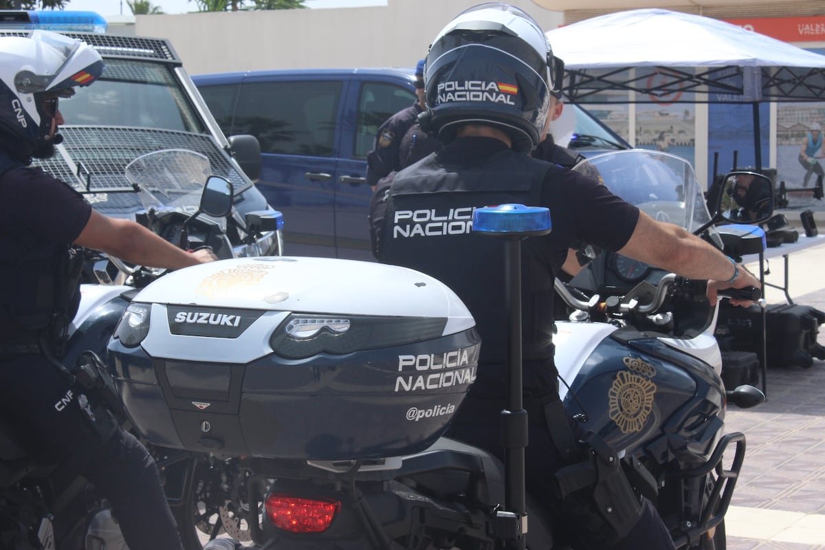 Dos policías abaten a un hombre que trató de agredirles con un cuchillo en una vivienda de Ruzafa | Noticias de la Comunidad Valenciana