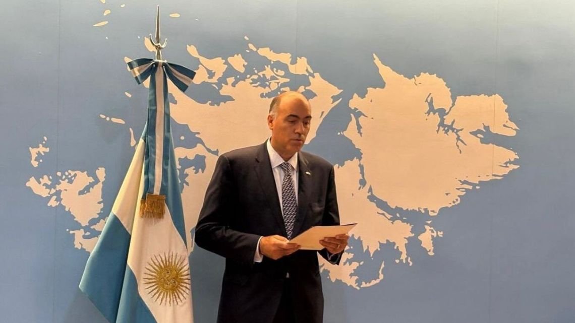 El embajador argentino en España gritó “¡Viva el Rey!” en un homenaje a San Martín