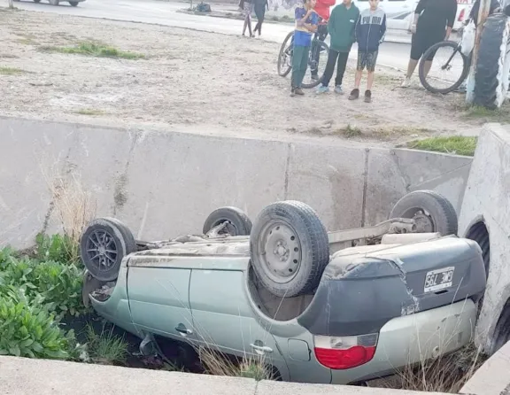 En 24 horas más de media docena de accidentes en Trelew, cuatro motociclistas al hospital y un vuelco 