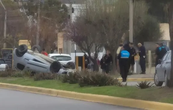 Fuerte vuelco sin lesionados en Puerto Madryn