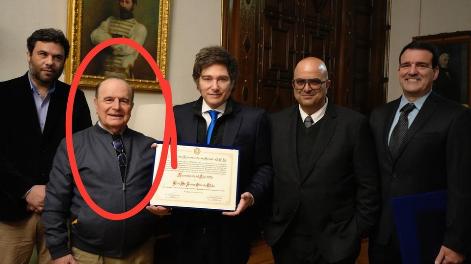 Javier Milei recibió un premio de un economista inhabilitado por fraude en Brasil | Polémica distinción