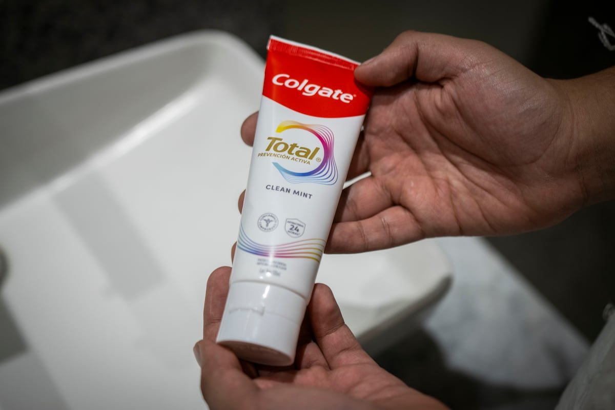 La alerta sanitaria por el uso del dentífrico Colgate Total Clean Mint se extiende por América Latina