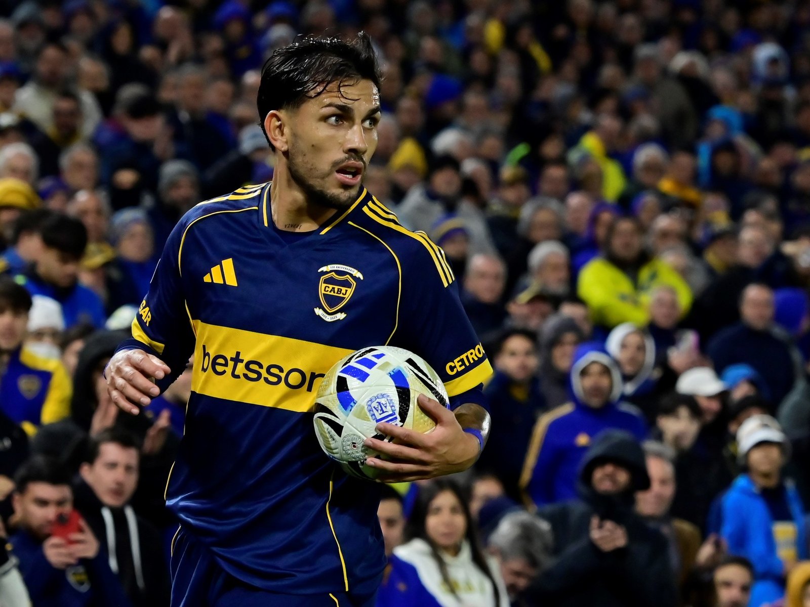 Leandro Paredes pide la cinta de capitán en una entrevista con la revista oficial de Boca: «Sería un sueño»