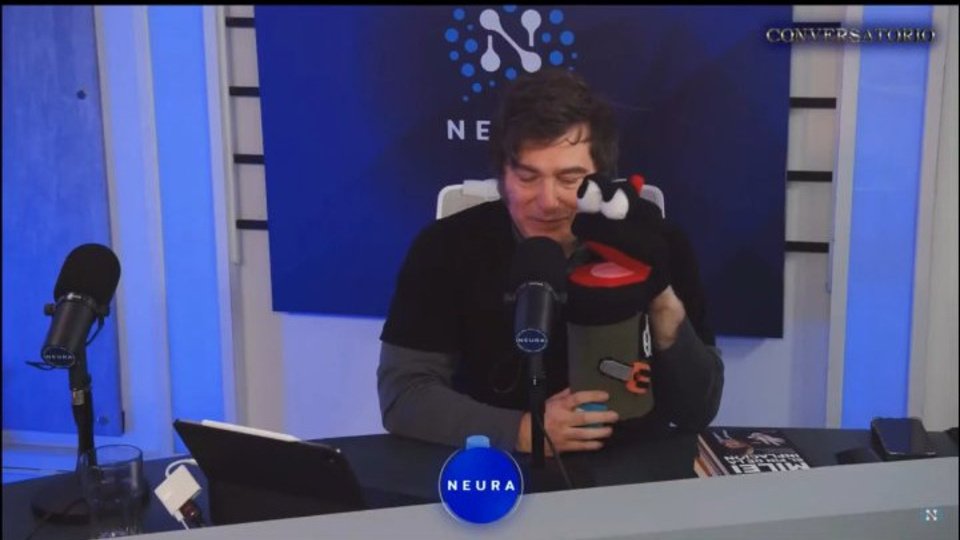 Milei hizo de ventrílocuo con un «títere libertario» | El Presidente y otra noche de streaming
