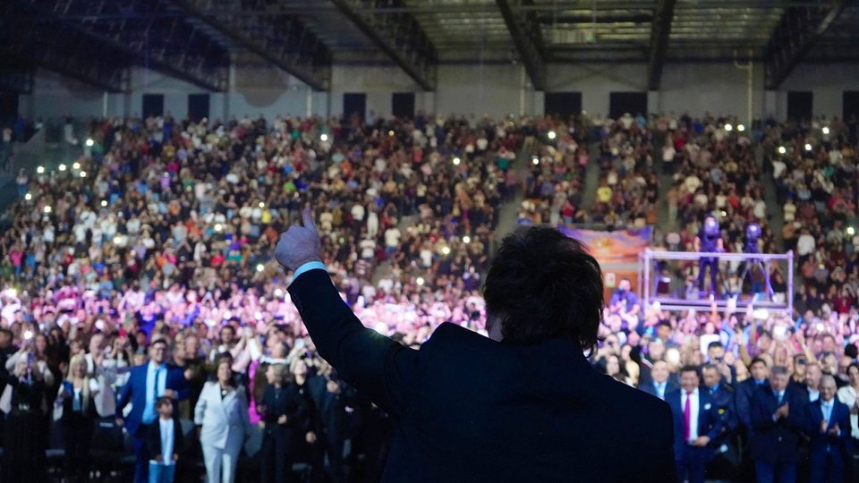 Milei preocupado llega a La Plata