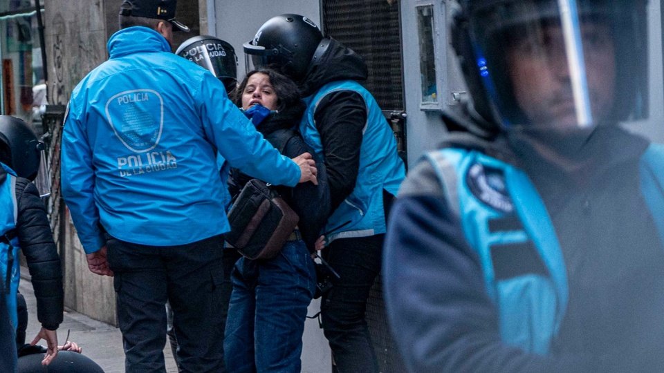 "Se ensañan con los fotógrafos porque difunden nuestra lucha" | La Policía de la Ciudad detuvo arbitrariamente a dos trabajadoras de prensa