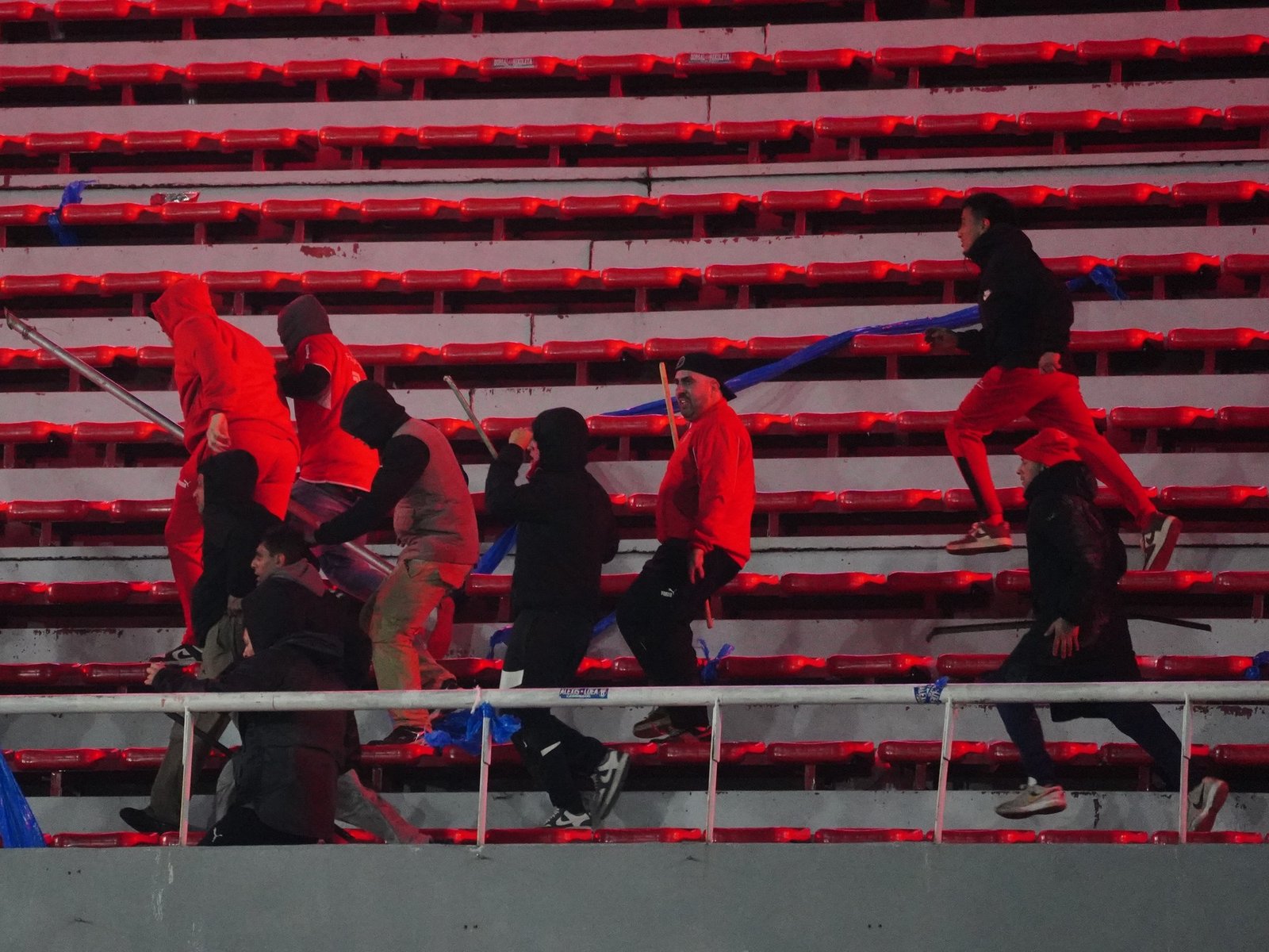 Todo lo que no se hizo y todo lo que se hizo mal en la noche de terror que se vivió en la cancha de Independiente
