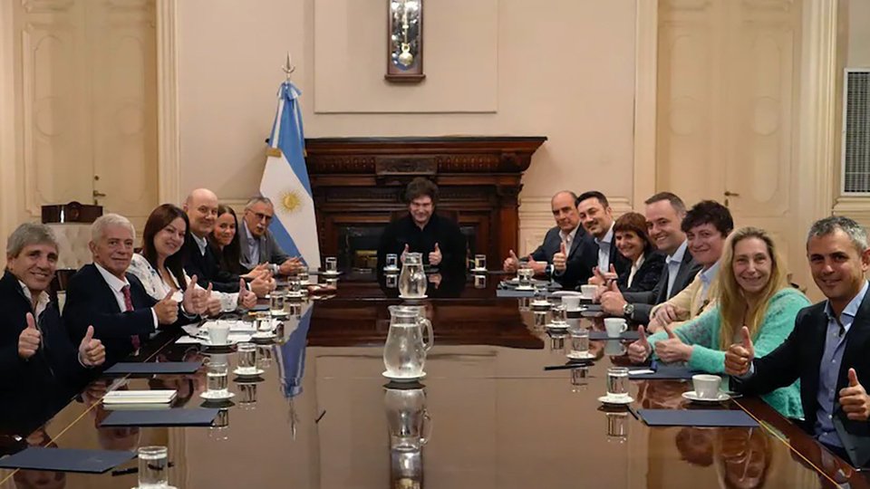 Un Gabinete que debate películas | Milei hizo una reunión en la Casa Rosada y miraron el film de Francella