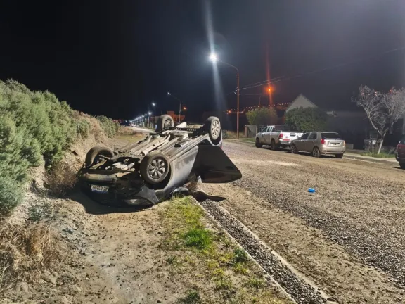 Un chico de 13 años volcó un auto en plena madrugada