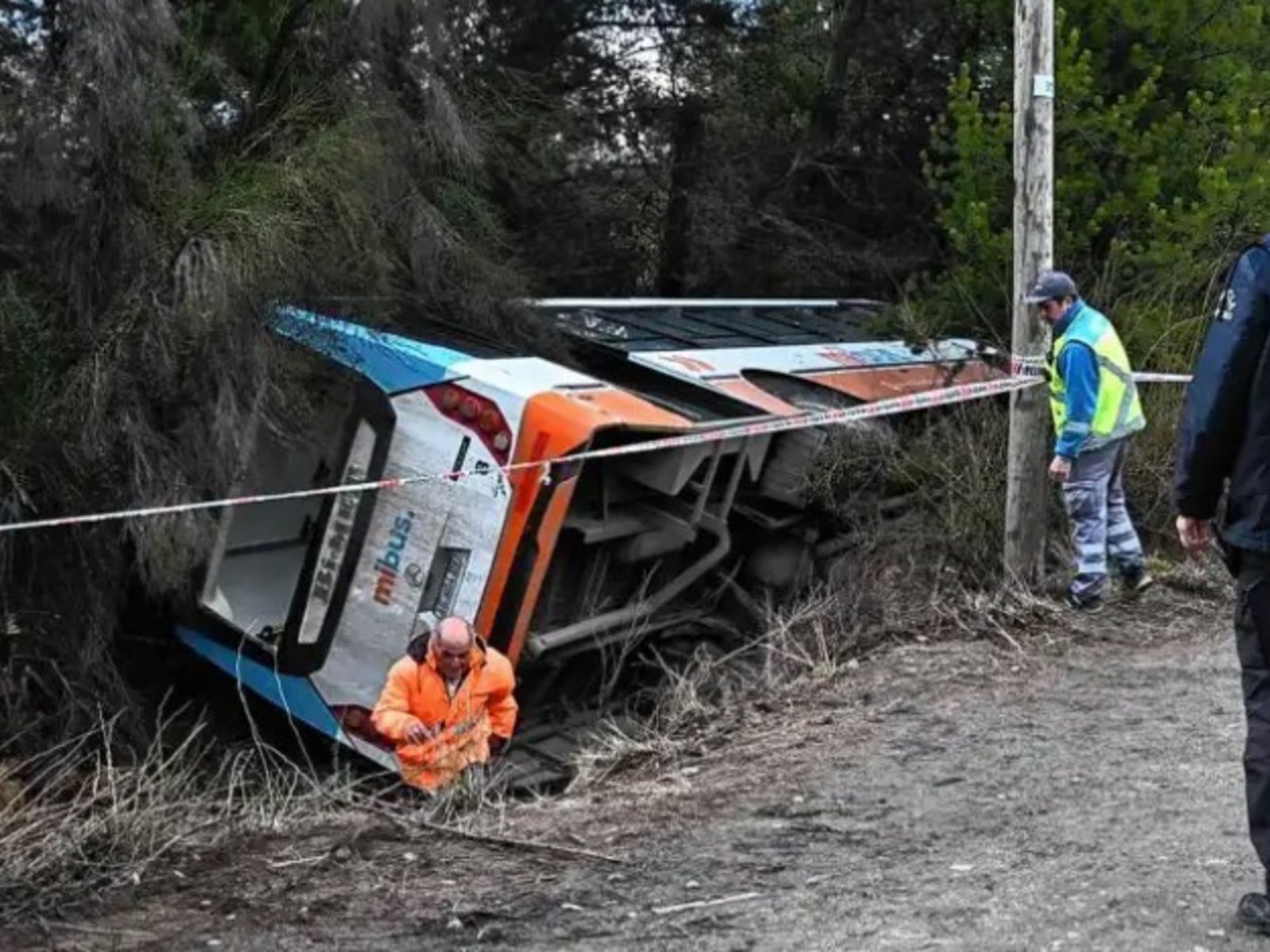 Un micro volcó en el acceso al Cerro Catedral, en Bariloche: "El conductor se desmayó"