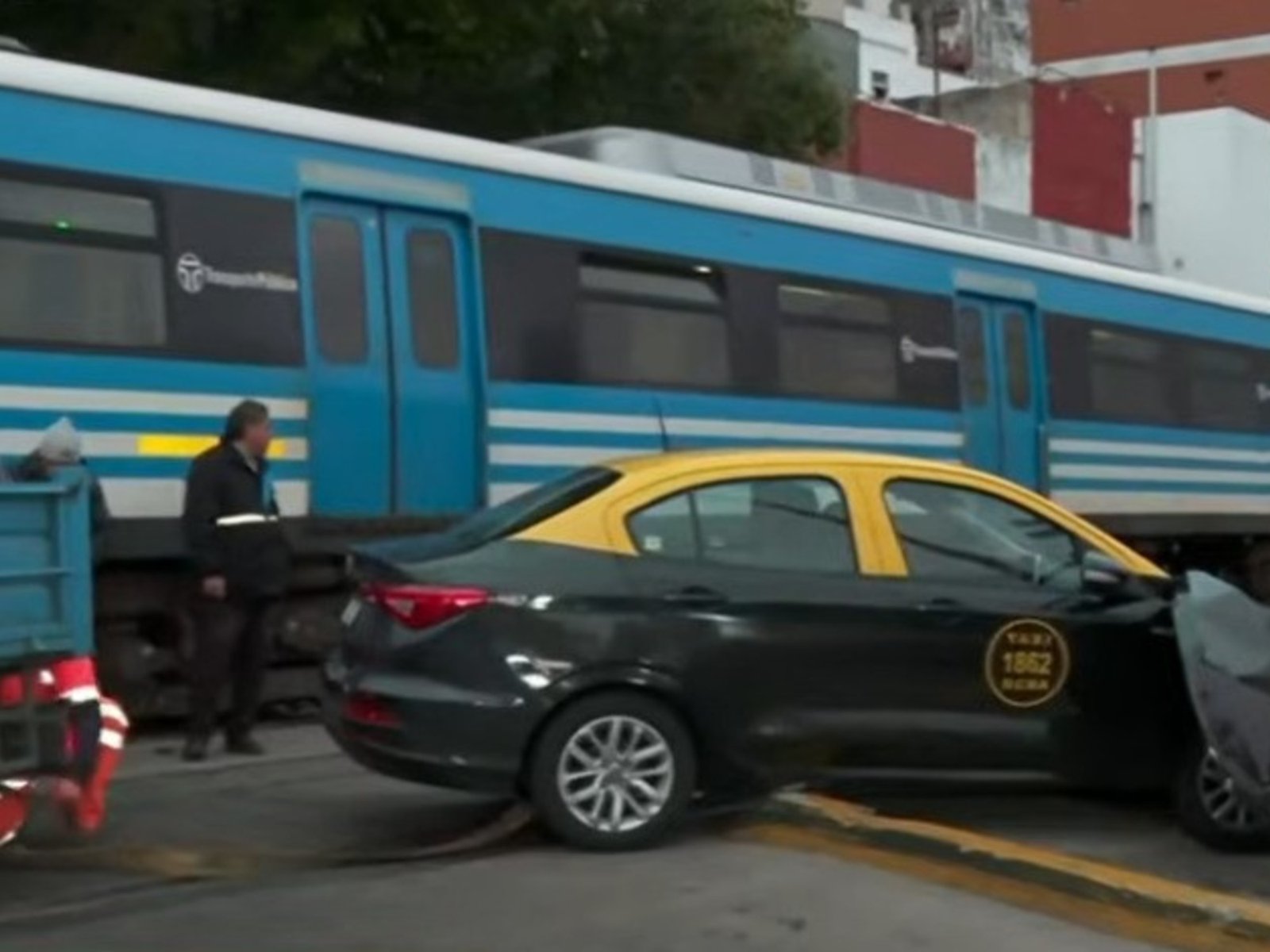 Un tren arrolló a un taxi que cruzó con la barreras bajas en un paso a nivel de Flores y el taxista se escapó corriendo por las vías