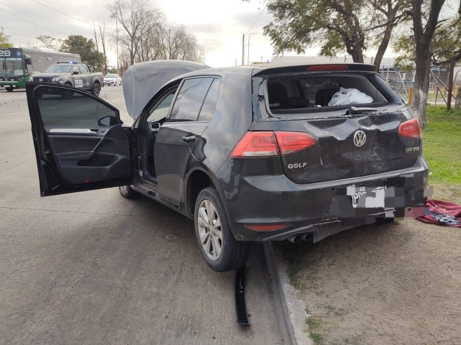 Una persecución entre la Policía y dos ladrones, que empezó en Pompeya y terminó en Lanús, fue grabada por los pasajeros de un colectivo