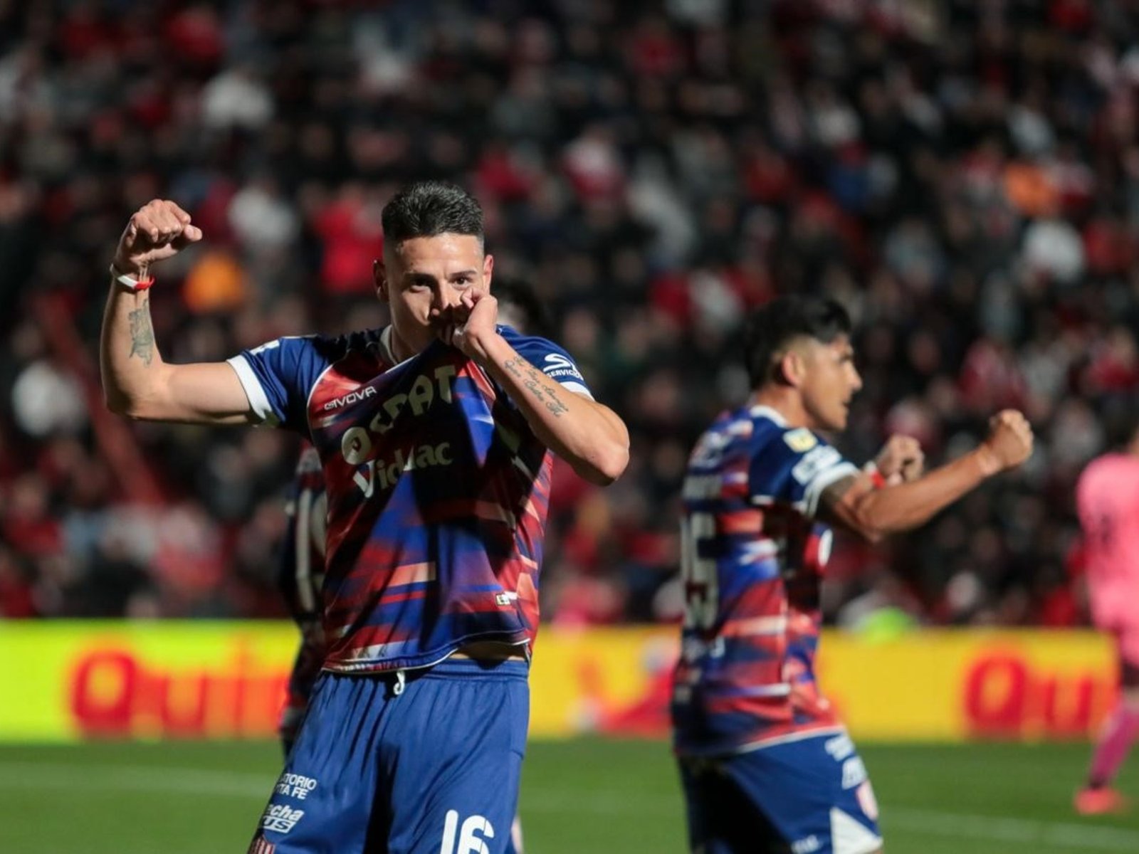 Unión metió cuatro goles en 33 minutos y le dio un golpe de nocaut a Instituto en Córdoba