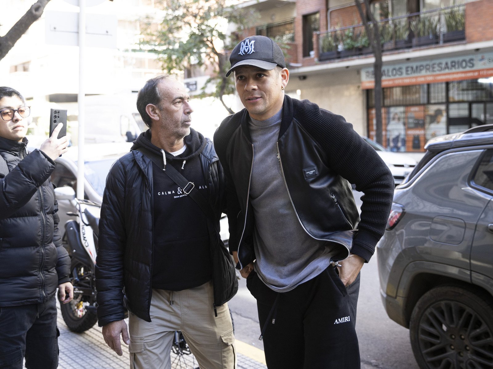 el guiño cómplice de Costas con el «problemita del apellido», la bendición de Milito y Saja y el contrato por productividad