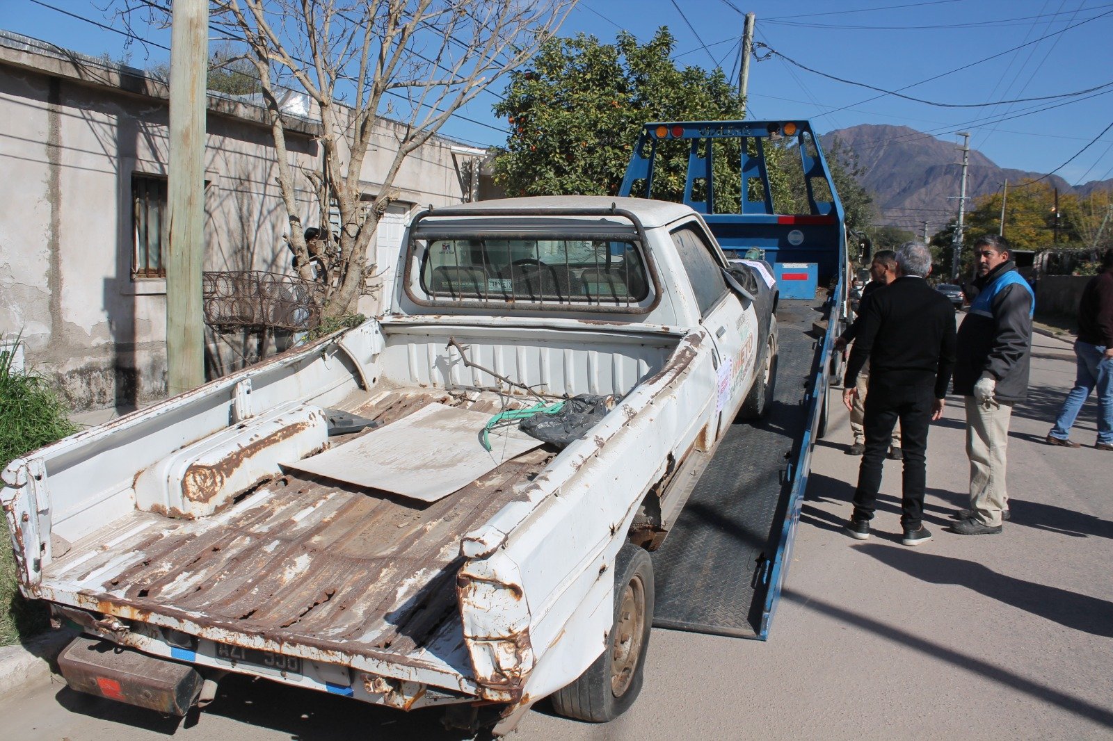 El municipio removió vehículos abandonados en el barrio 4 de junio