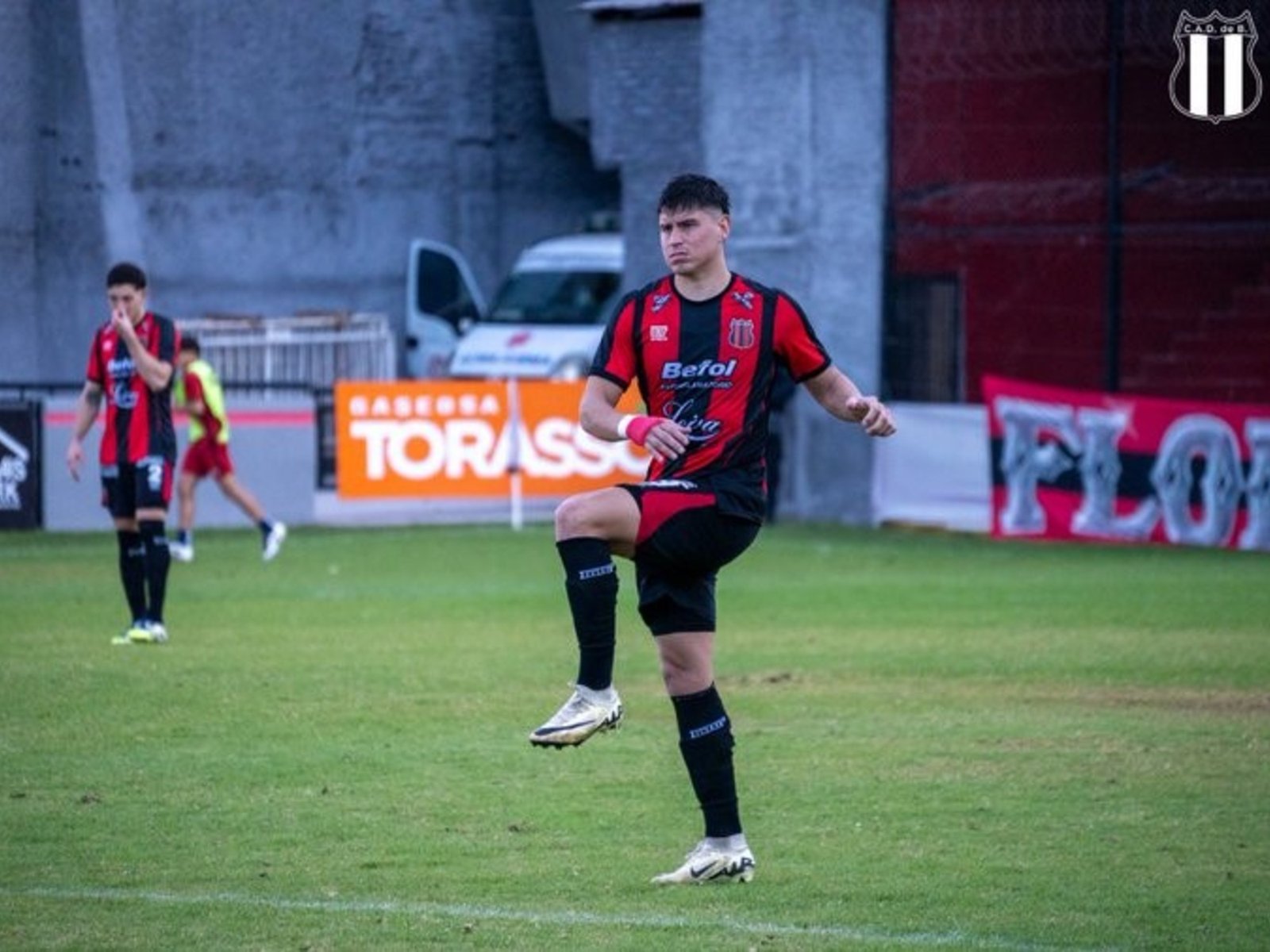 lo echaron dos veces, el club quiso bajarle el sueldo, discutieron y rescindió contrato