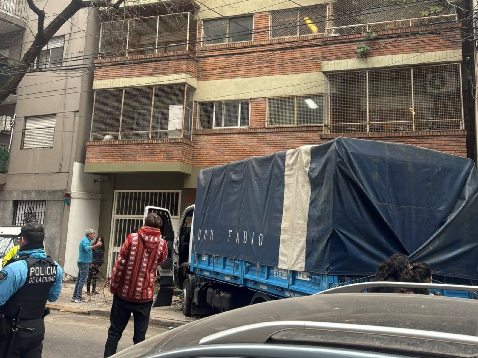 un camión chocó a tres autos, un árbol, lesionó a una mujer y se incrustó en un edificio