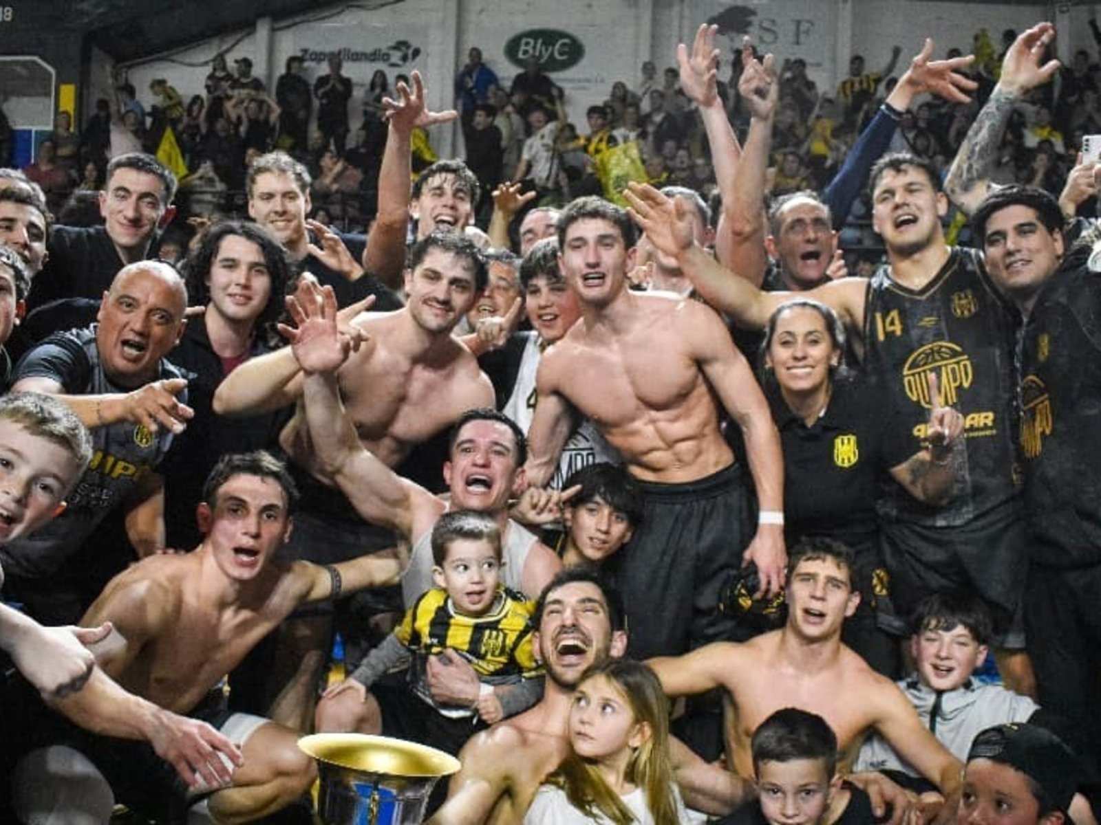 una multitud, un MVP que jugó en la Selección y un piñazo que costó caro