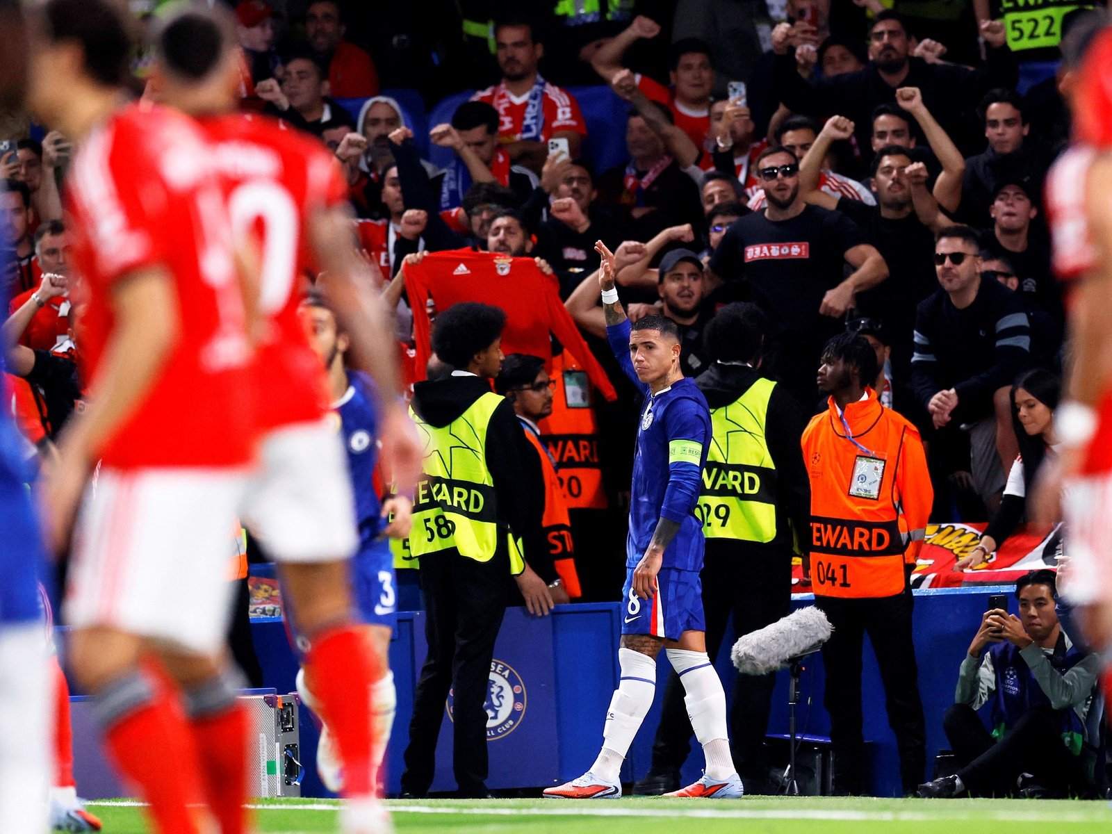 A Enzo Fernández le revolearon botellas los hinchas de Benfica en la cancha del Chelsea: la reacción de Mourinho