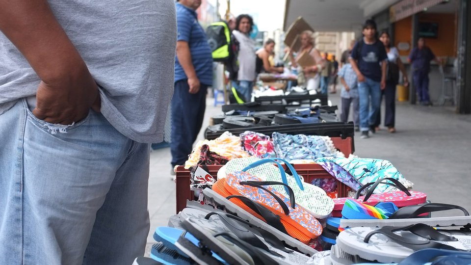 Argentina, donde queda mucho mes al final del sueldo | Radiografía de la crisis, derrumbe del salario y angustia en la calle