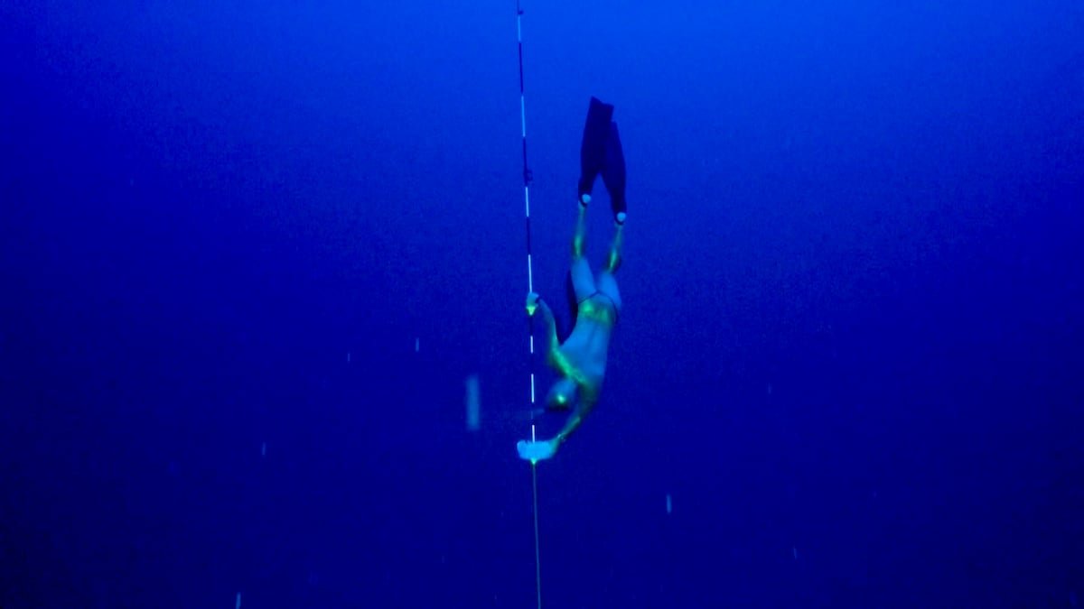 Bajar 126 metros solo con aletas: récord mundial de apnea para el ruso Molchanov