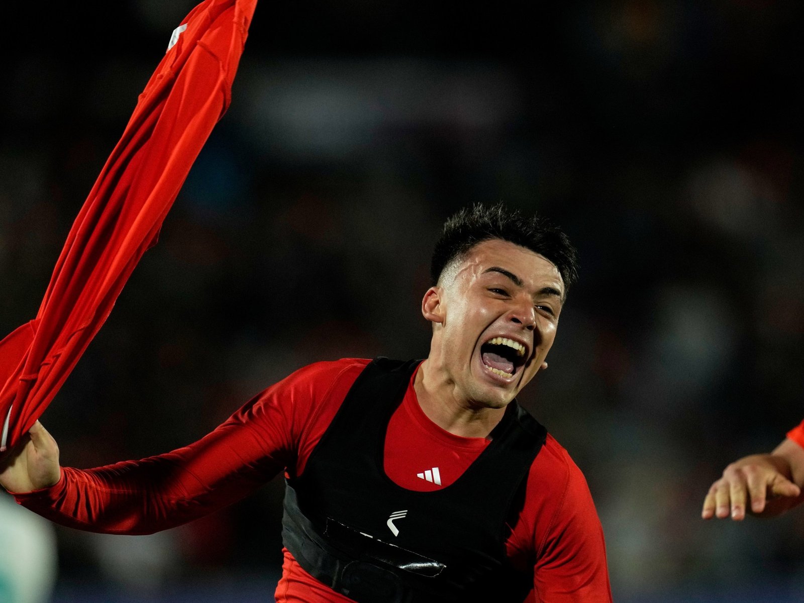 Chile le ganó a Nueva Zelanda en el debut con un gol en el minuto 96, un blooper del arquero y un festejo de locos