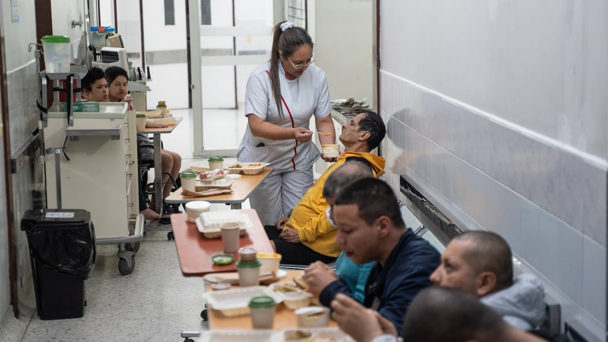 Decenas de personas abandonadas en los hospitales de Bogotá luchan contra la soledad: “Acá tengo mi nueva familia”
