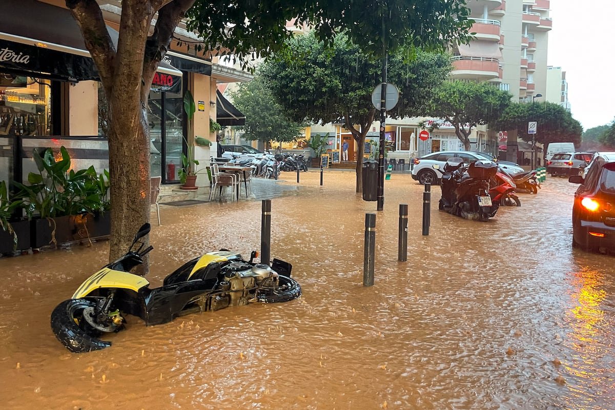 El temporal azota Ibiza y Formentera dejando carreteras y bajos anegados en agua | España