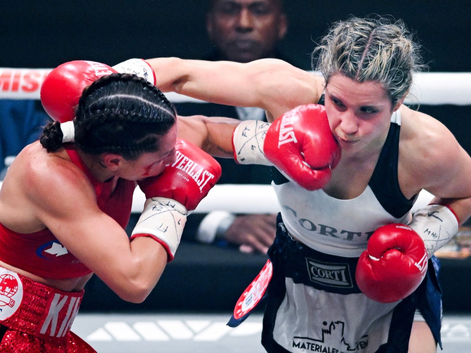 Kim Clavel ganó por puntos en la nueva tierra prometida del boxeo femenino