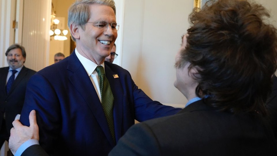 Las nuevas autoridades todavía no pusieron un dólar    | Scott Bessent asumió de manera formal el comando económico argentino