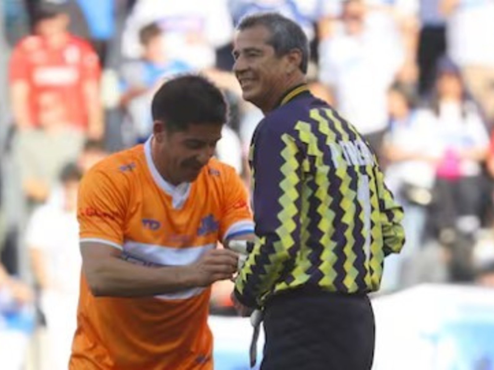 Patricio Toledo sufrió un infarto en un partido homenaje en Chile y «La Vieja» Reinoso lo reanimó en la cancha antes de que llegara la ambulancia