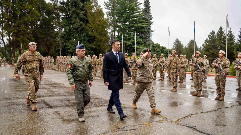 Petri lanzó el «plan platita» para el Ministerio de Defensa | Una promo militar de campaña