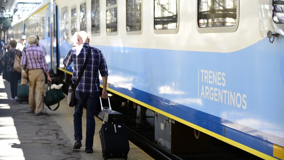 Suspenden trenes a Tucumán y Córdoba  | Alerta en los servicios de larga distancia y preocupación en los usuarios