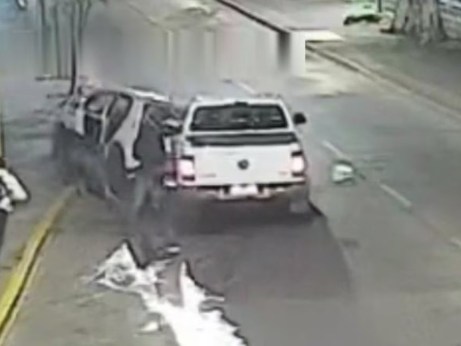 Un conductor chocó dos veces a un auto parado y le fracturó la cabeza a un bebé que estaba adentro