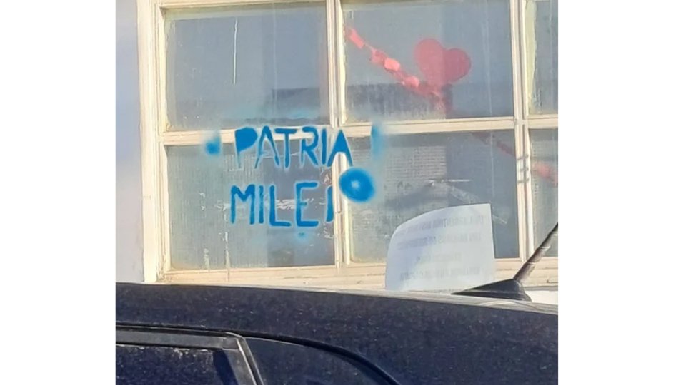 Ushuaia amaneció con pintadas y carteles en rechazo a la llegada de Javier Milei | Vecinos convocan a una concentración bajo la consigna "La Patria no se vende"