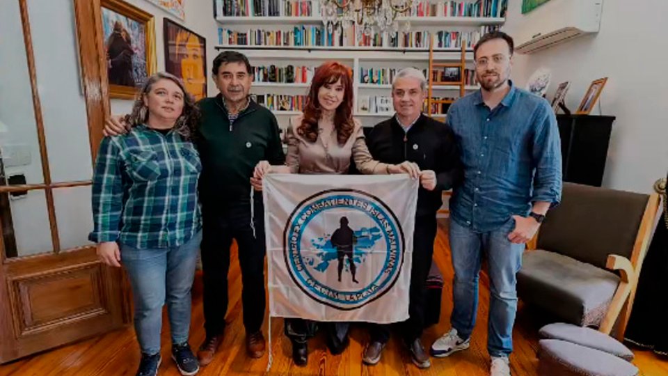 “Vamos a volver”: el mensaje de CFK que llevaron los excombatientes a Malvinas | El CECIM de La Plata visitó a la expresidenta antes de viajar al Cementerio de Darwin