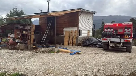 Vecinos y bomberos lograron contener incendio en vivienda de El Bolsón