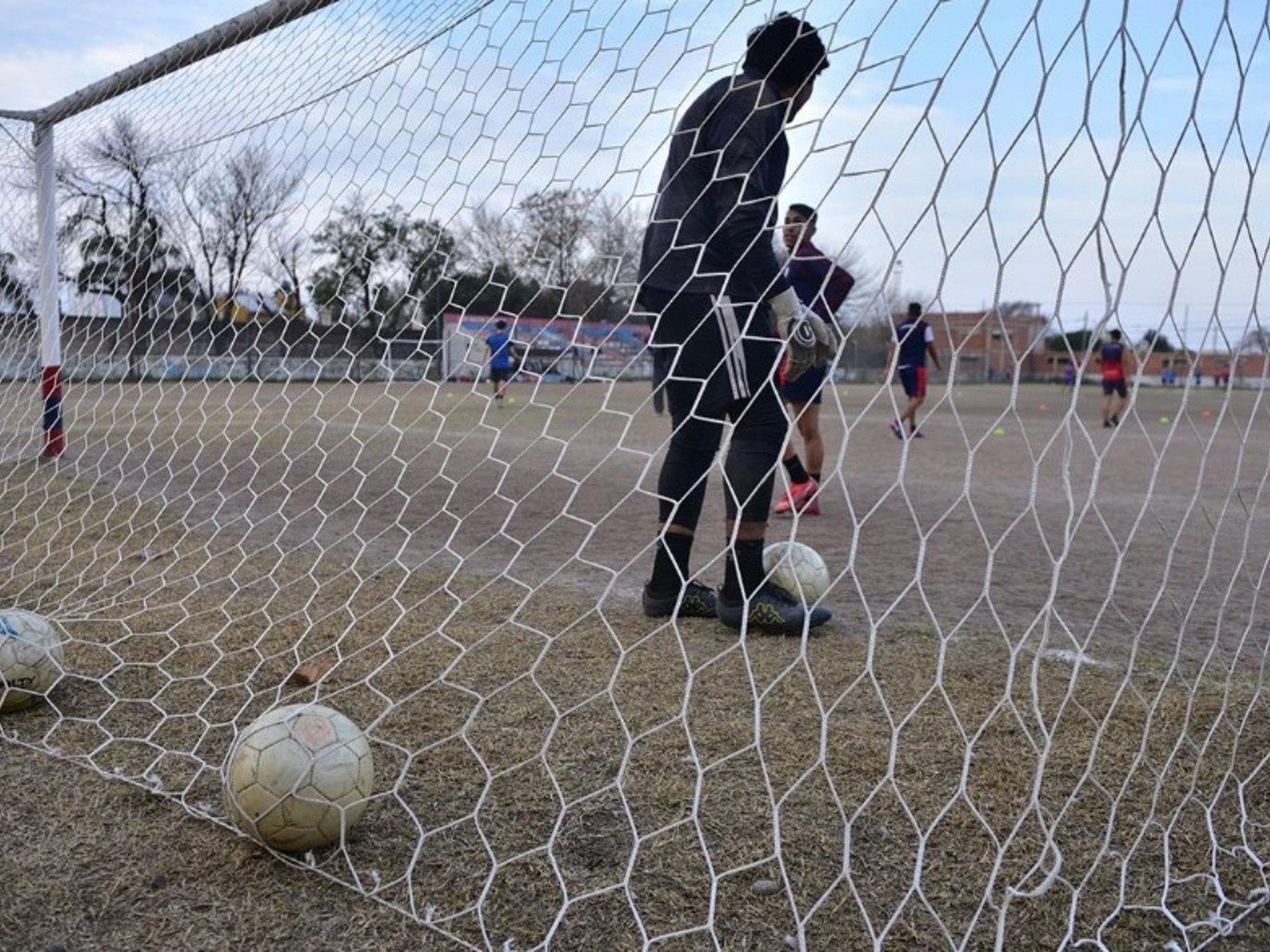 murieron un chico de 13 años y un hombre de 57 mientras jugaban al fútbol