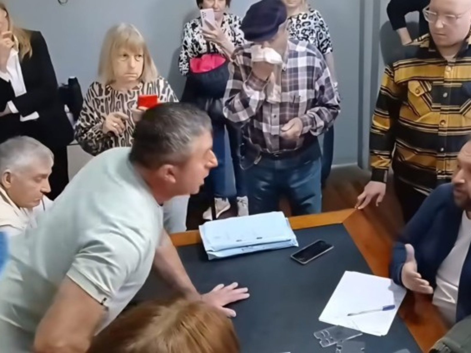 productores de 9 de Julio irrumpieron en la municipalidad e increparon a funcionarios por falta de obras