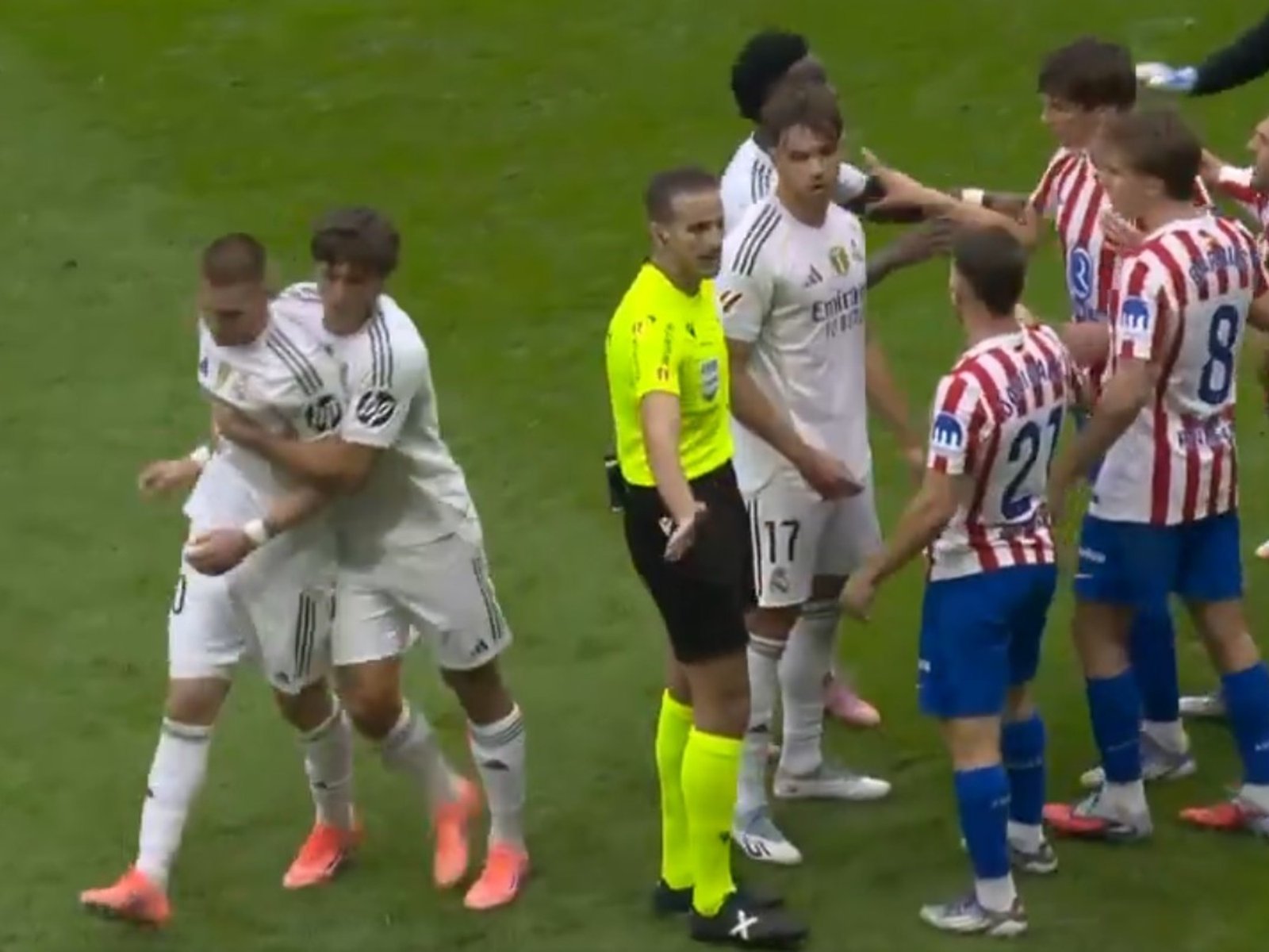 tiró un pelotazo a la tribuna y lo amonestaron