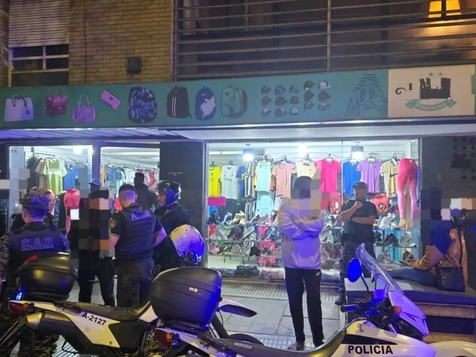 un hombre discutió con un comerciante y prendió fuego a un agente de policía