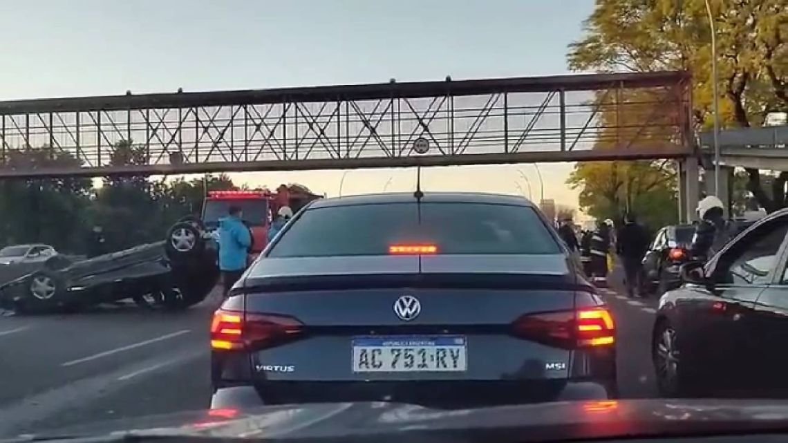 Accidentes: choque en la General Paz y 8 muertos en el vuelco de un micro en Misiones