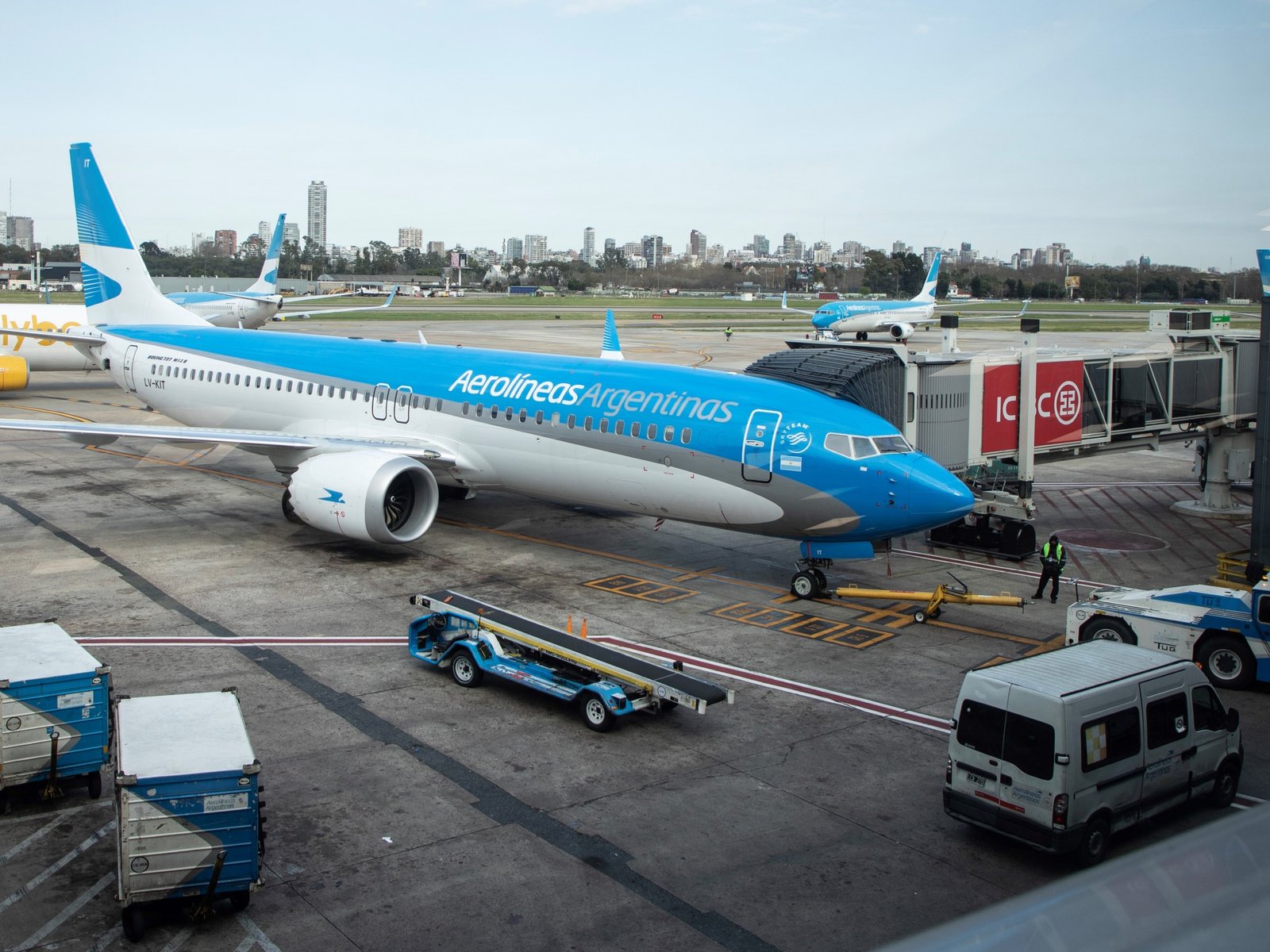 Aerolíneas Argentinas retiró ocho aviones de su flota para revisar los motores tras la falla de uno de ellos en un despegue en Aeroparque