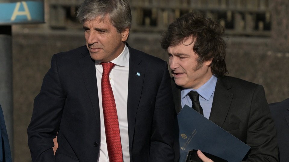 Al gobierno ya lo presiona un diario: The Wall Street Journal pidió la dolarización | Advirtió que esa reforma monetaria es necesaria de inmediato