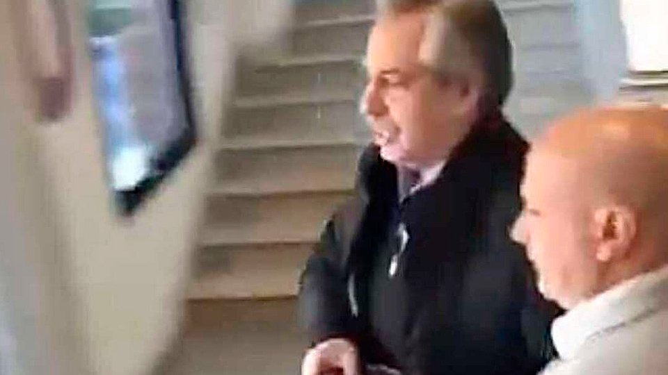 Alberto Fernández votó con custodia y se fue a las apuradas | Incómodo momento para el expresidente