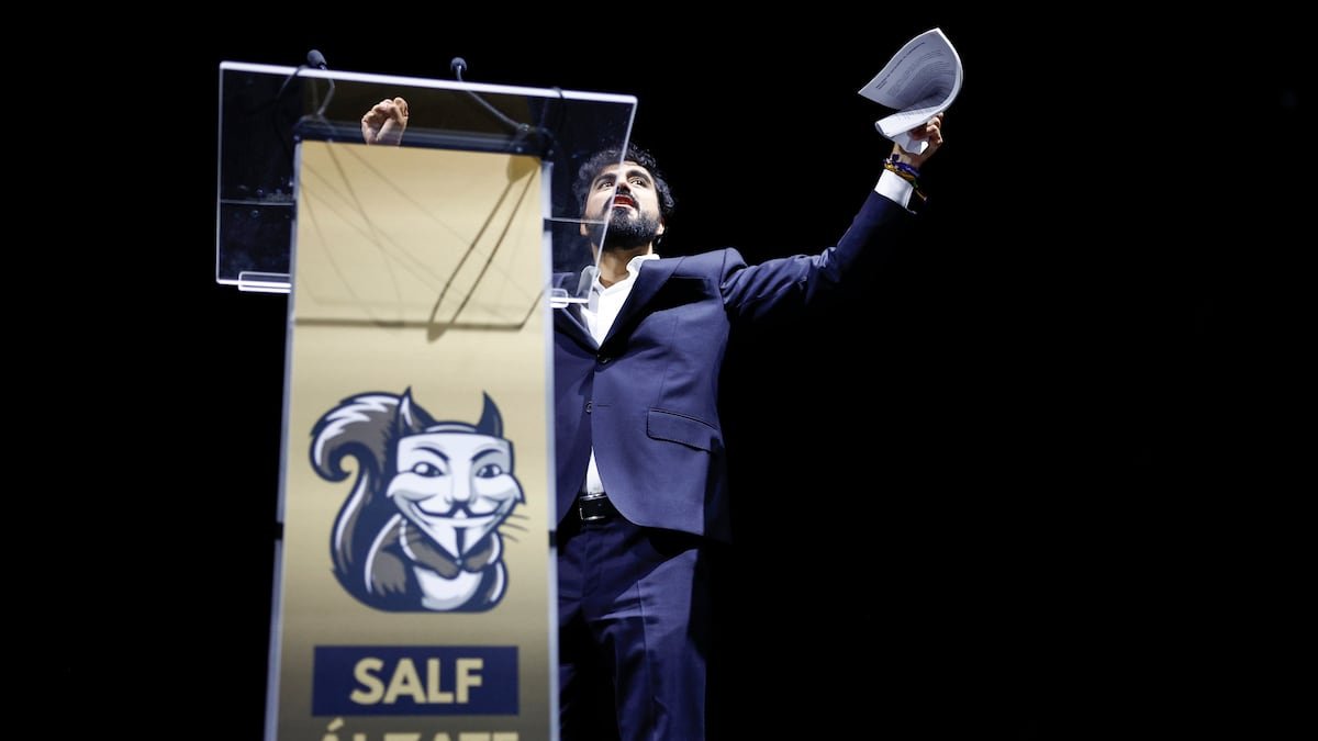 Alvise saca pecho ante PP y Vox y reúne a miles de seguidores pese a sus imputaciones judiciales | España