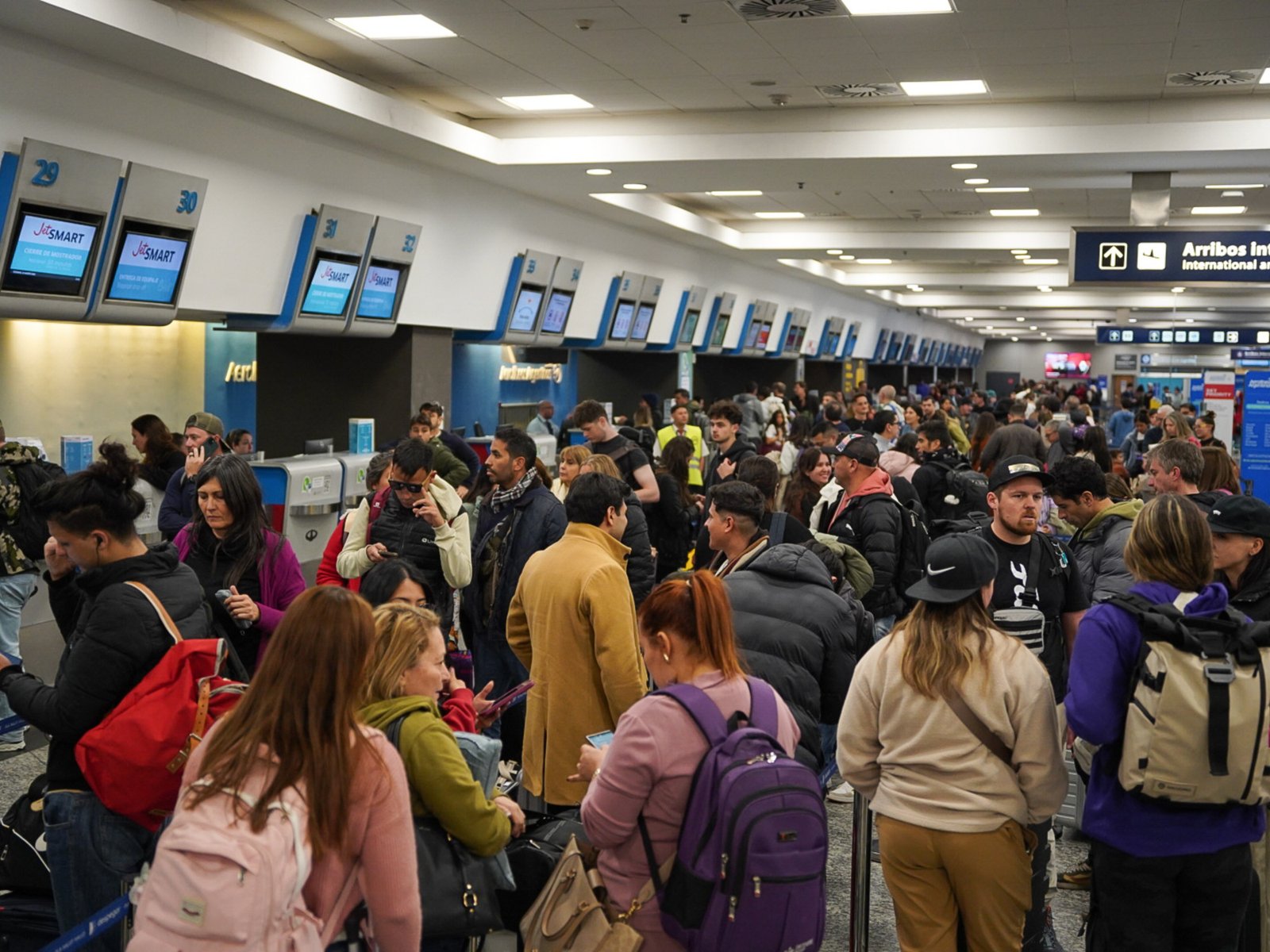 Arranca la medida de fuerza de pilotos en Aeroparque en la previa del feriado: a qué hora es y cuántos vueltos afectará